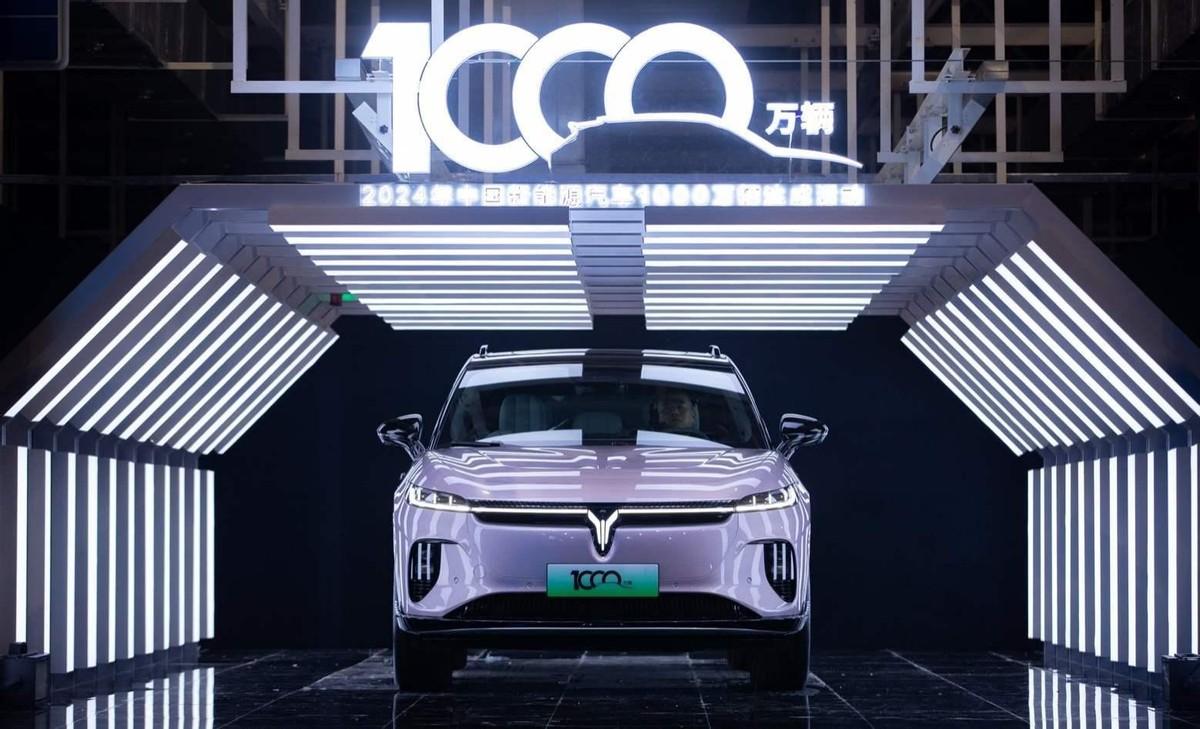 嵐圖知音榮耀見證，中國新能源汽車2024年突破1000萬大關