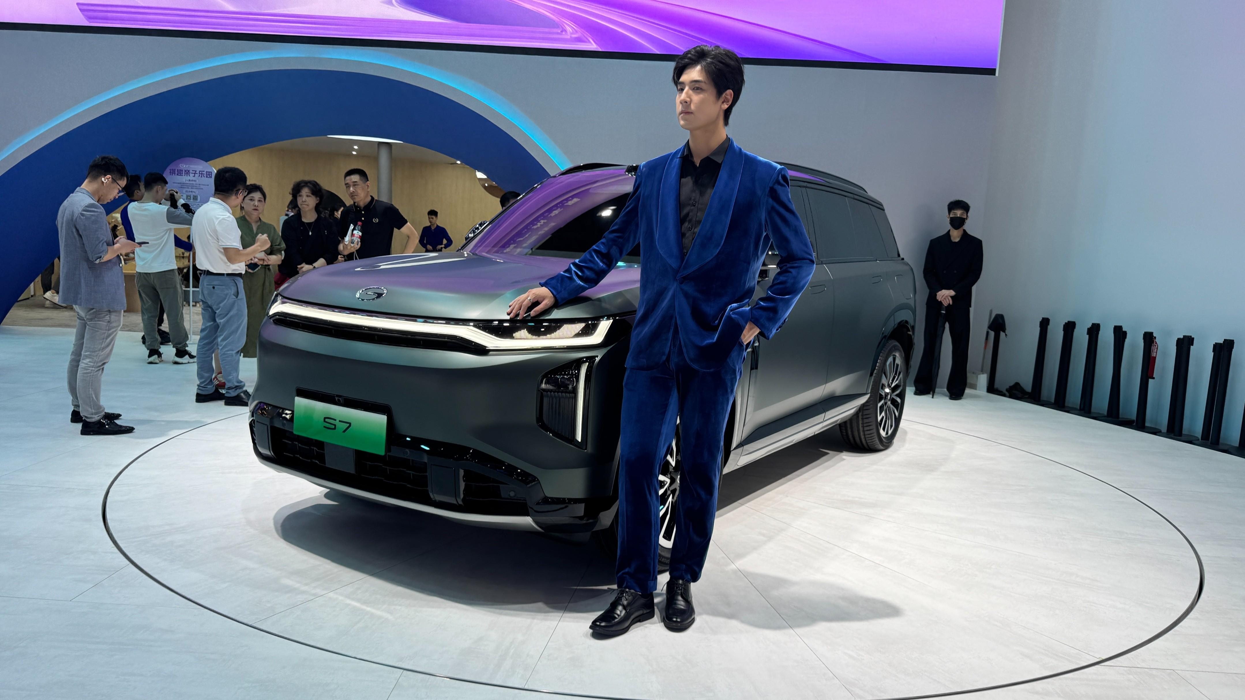搭載傳祺第三代混動技術(shù)！廣汽傳祺全新SUV S7在廣州車展亮相