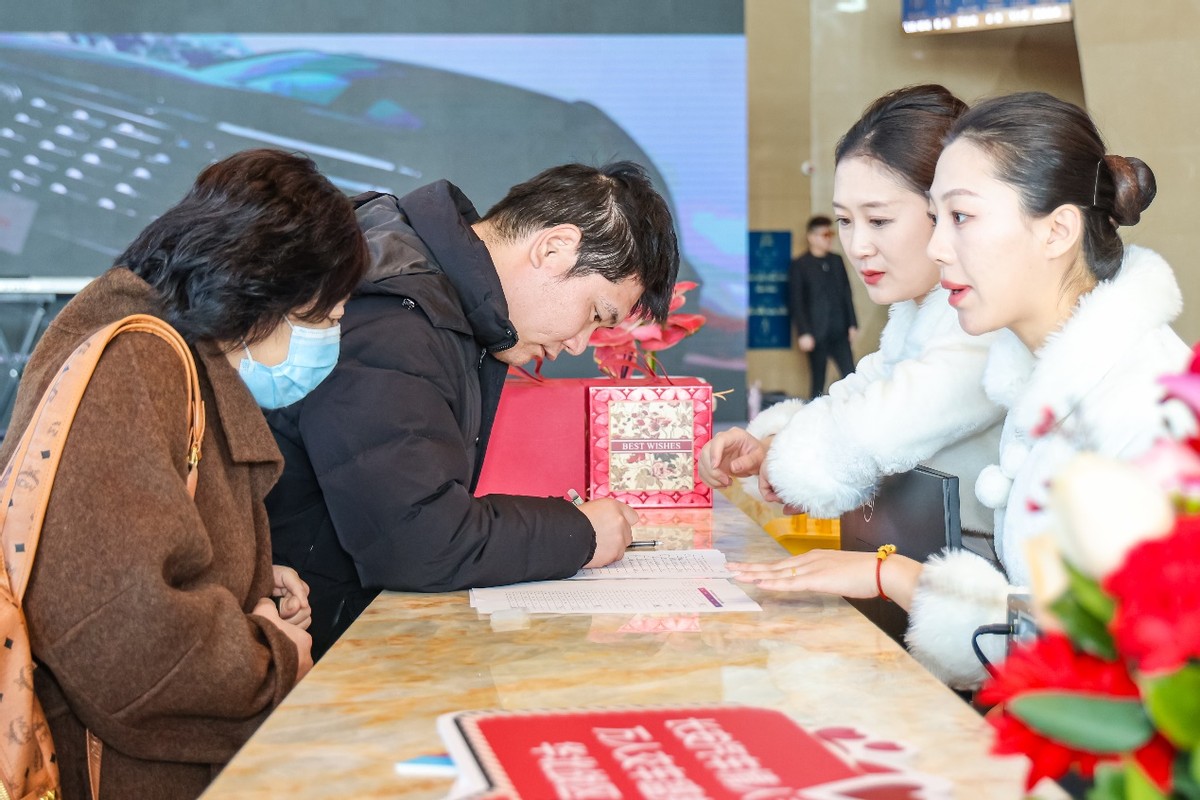 長(zhǎng)安汽車情人節(jié)萬人交車盛典華北戰(zhàn)區(qū)與愛同行