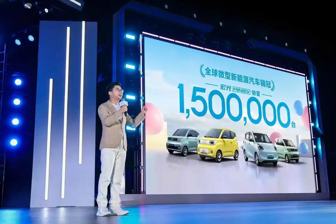 售價(jià)4.48萬元起！全新五菱宏光mini EV 四門版正式上市